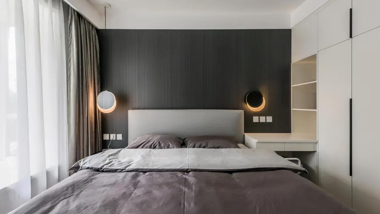 68平现代风二居室，小户型用灰色有挺明亮