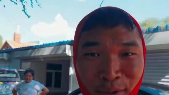 acgn漫评|小群回归直播整活不断！现场变身奥特曼，搞怪形象彻底毁童年？