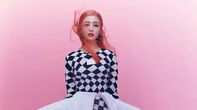 佟丽娅|佟丽娅最新写真曝光，染粉色长发秒变辣妹，黑色西装气质绝美