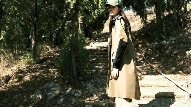 何穗|何穗晒多张登山照，疑似来自男友陈伟霆的视角，一身装备过万