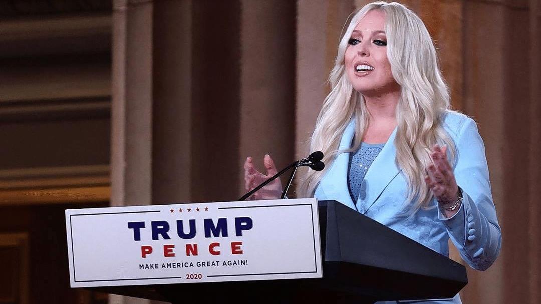 张家口|特朗普小女儿太自信，淡蓝色西装配开叉喇叭裤，180斤气场强大