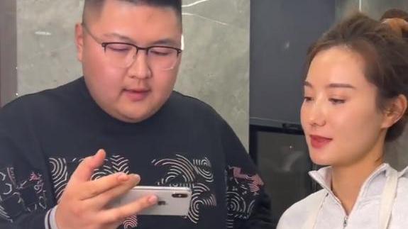 会理|网红猴哥婚礼推迟，妻子何钰欣被质疑：猴哥没钱你会理他？