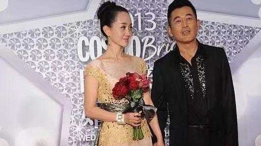 王志飞小15岁妻子好爱他，满眼深情藏不住，穿拖尾礼裙娇小玲珑