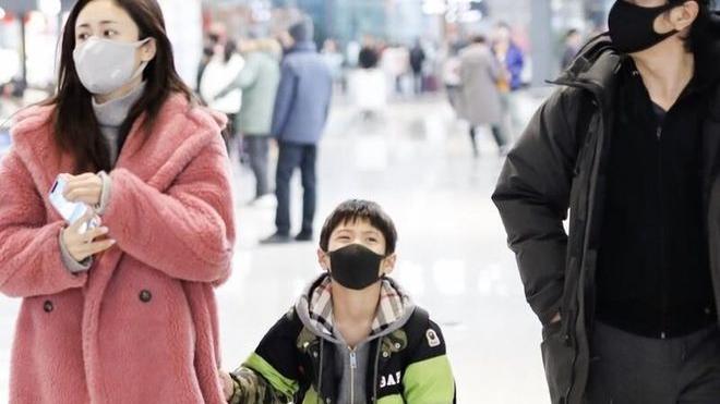 刘芸|刘芸一家三口现身，她穿粉色大衣少女感十足，11岁的儿子帅过爹