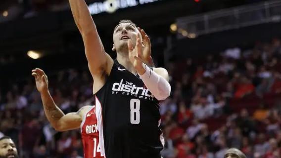 国足|火箭旧将德克尔现状：放弃返回NBA，美丽妻子已怀孕，两人感情稳定