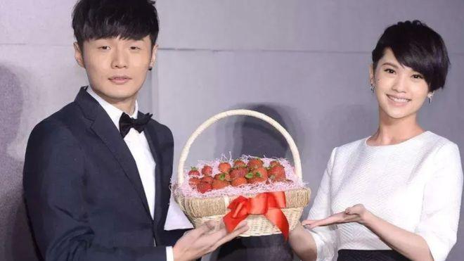 李荣浩|李荣浩发文为杨丞琳庆生 获甜蜜回复：有你就快乐