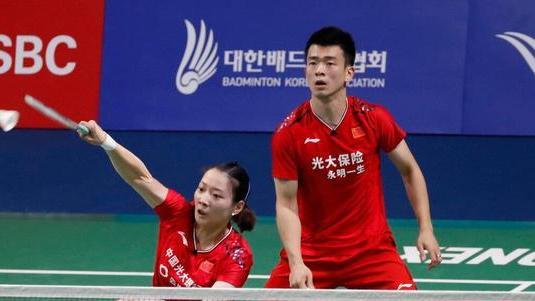 何冰娇|何冰娇不敌世锦赛冠军，中国男双覆灭，雅思、王祉怡进四强