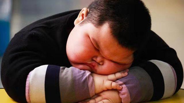 紫甘蓝 8岁男孩120斤，奶奶为帮助减肥想出妙招，网友：硬核奶奶！