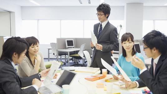 |同事身体弱不让开空调，众人无奈自带风扇，老板一句话让同事无言以对