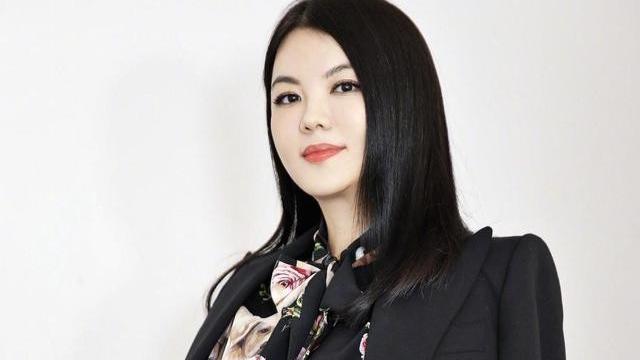 李湘|李湘单身后美出新高度！穿玫红长裙明艳又贵气，手戴钻戒疑有新欢