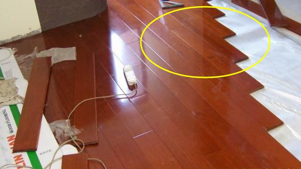 铺木地板用宽板还是窄板好？很多人不在意，不出一年就变形，太坑