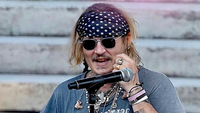 约翰尼·德普|约翰尼·德普爆正妹新欢！帮「神秘红发女」提包，对方身分遭起底