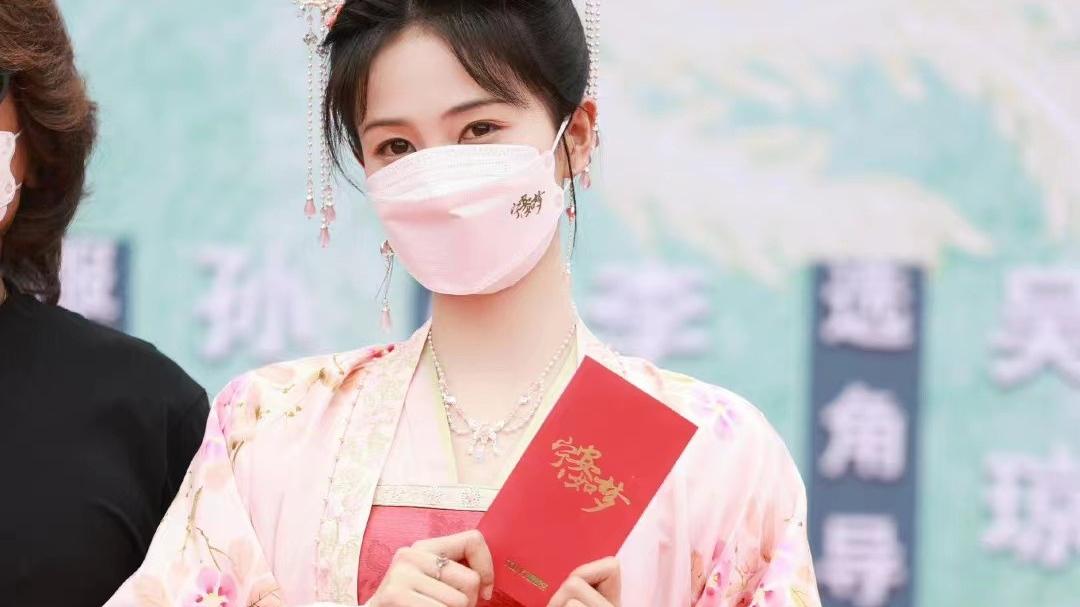 白梦妍|27岁白鹿太美了！海边玫瑰大片性感迷人，网友：这就是玫瑰姑娘呀