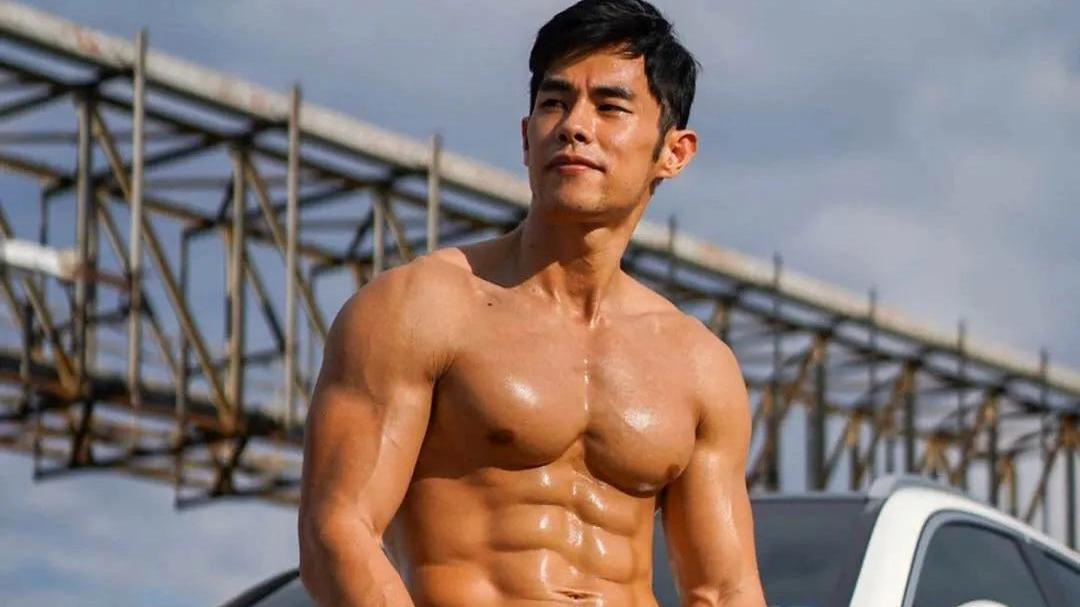 周杰伦|撞脸周杰伦，被称为“健身界周董”，从200斤小胖子变成肌肉男