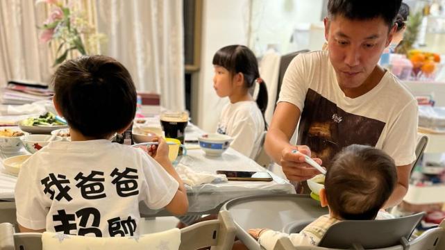 张颖康|TVB小生张颖康细心为小儿子吃饭 一旁的二儿子衣服很亮眼