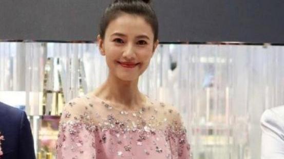 赵今麦|42岁高圆圆现身商场，男粉丝蜂拥而至，摘口罩露笑容引现场尖叫