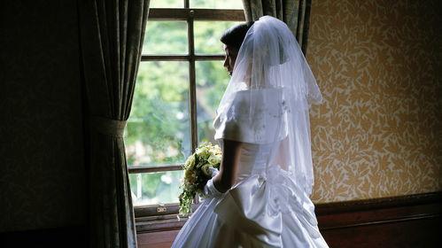 故事：“我买房，你装修”新婚当天看到房产证，新娘领人怒砸婚房走人.