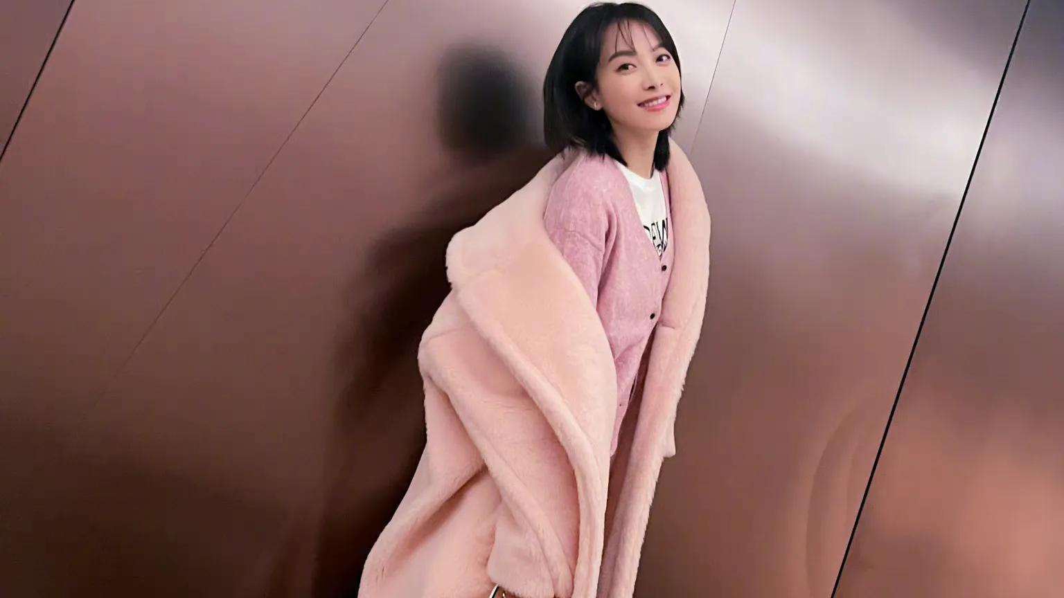 宋茜|宋茜一身粉衣娇小可爱，调侃自己最二