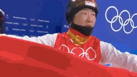 美国队|奥运四朝元老征服对手！美国名将拥抱祝贺：为你骄傲，你是冠军
