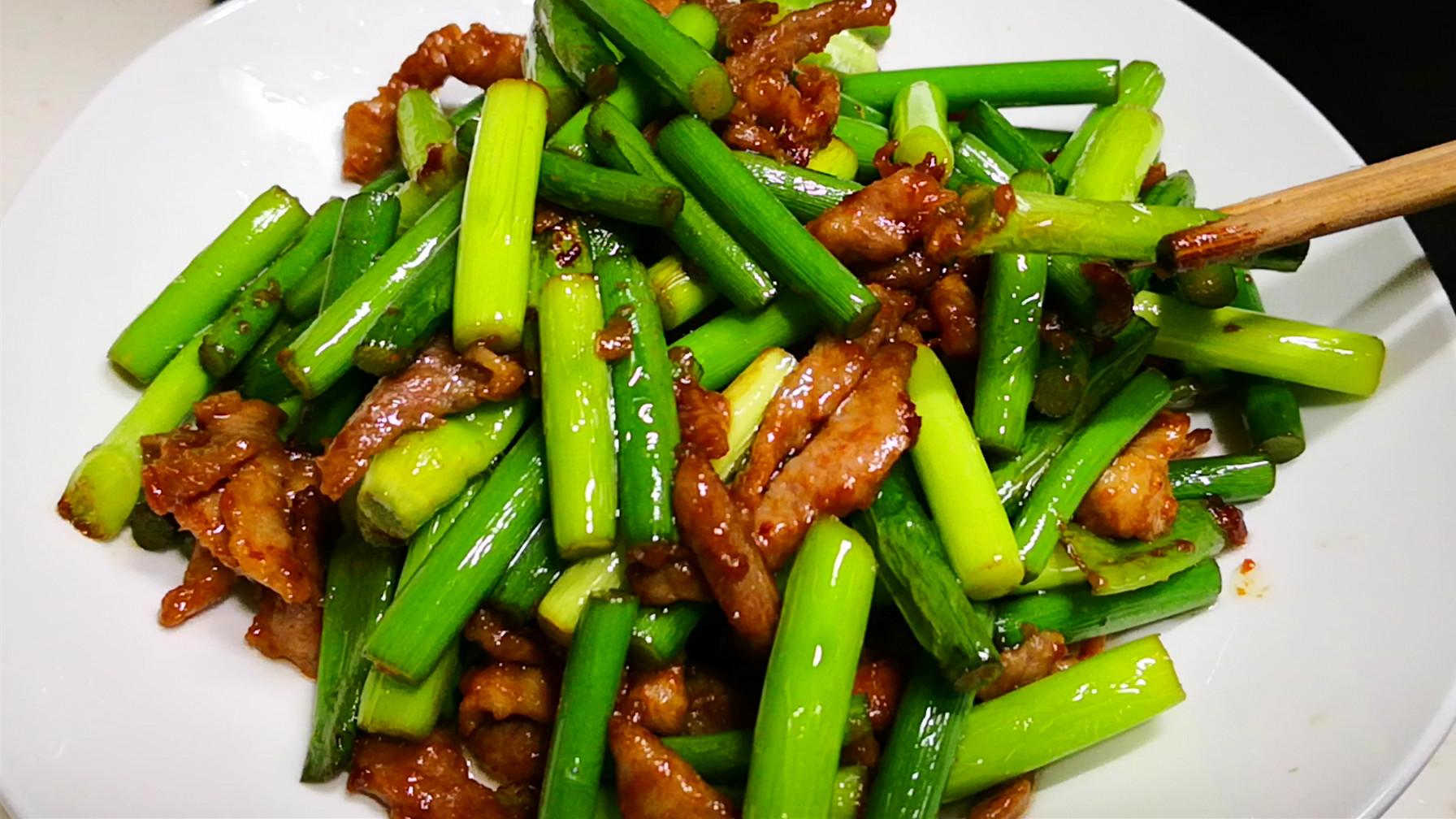 牛肉|做蒜苔炒肉时，有人先炒蒜苔，有人先炒肉？教你正确做法，太香了