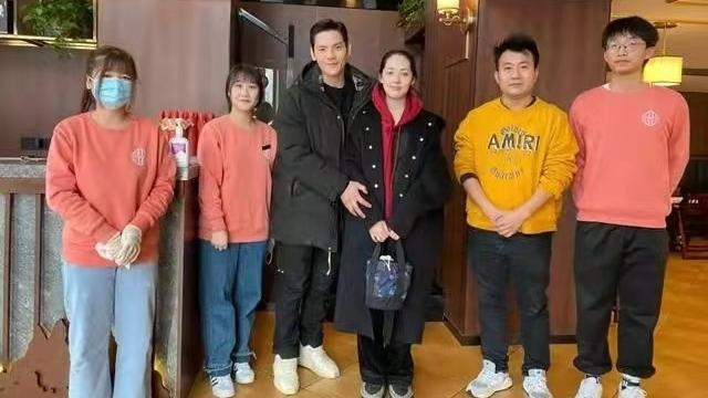 郭碧婷|向太真会养媳妇！郭碧婷穿卫衣吃面胖出双下巴，女儿胖乎乎超呆萌