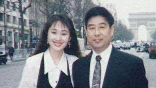 参观赵丽娟住的豪宅，设计了独立院子，里面大树有几层楼高