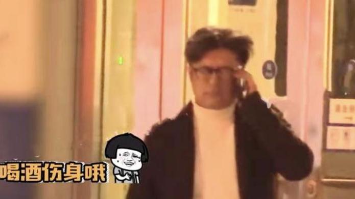 王岳伦|王岳伦又醉酒了，险些摔倒在街头，豪车中还坐着一位小蛮腰的女生