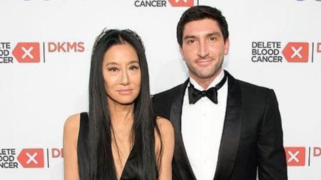 粉色|73岁王薇薇穿露脐装庆生，少女面庞引外媒关注，网友说出“真相”