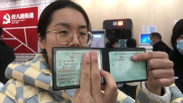 换驾驶证的照片，是自带照片还是现场照相