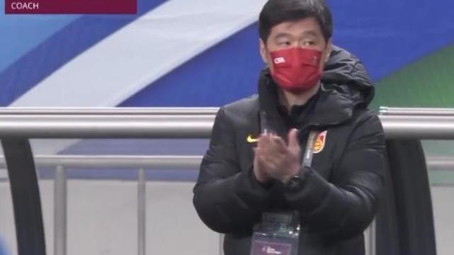 日本队|国足被日本队压着打！李霄鹏被批评，蒿俊闵不如郑智，张玉宁处理球可以！