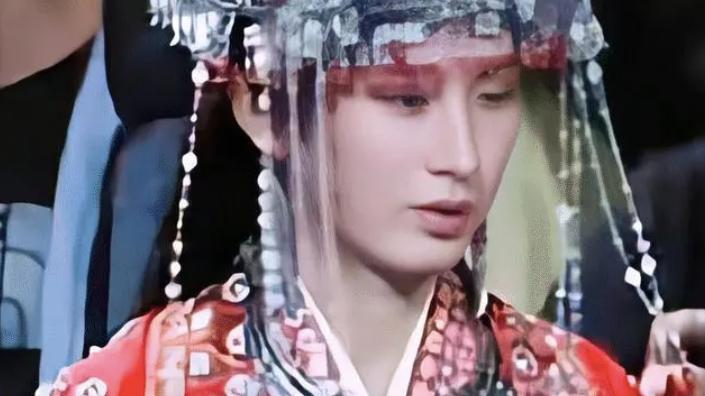 成毅|成毅路透曝光，片场被4个人服侍，嘴角法令纹严重！