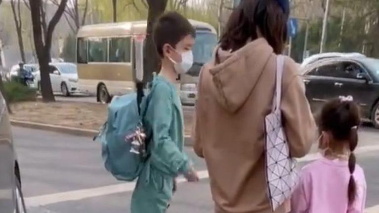 霍思燕|霍思燕儿子过马路被偶遇，保姆刷手机不管嗯哼，身边小女孩抢镜