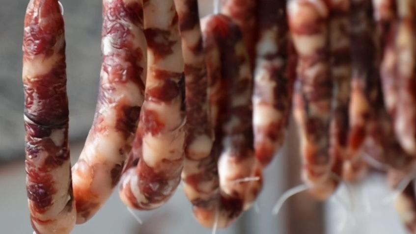 臘腸|臘腸到底蒸還是煮？很多人一直沒做對，難怪吃起來又干又硬