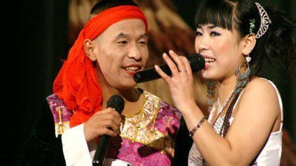 |宋小宝：抛弃发妻霍晓红，再婚娶小6岁女粉丝，如今成人生赢家