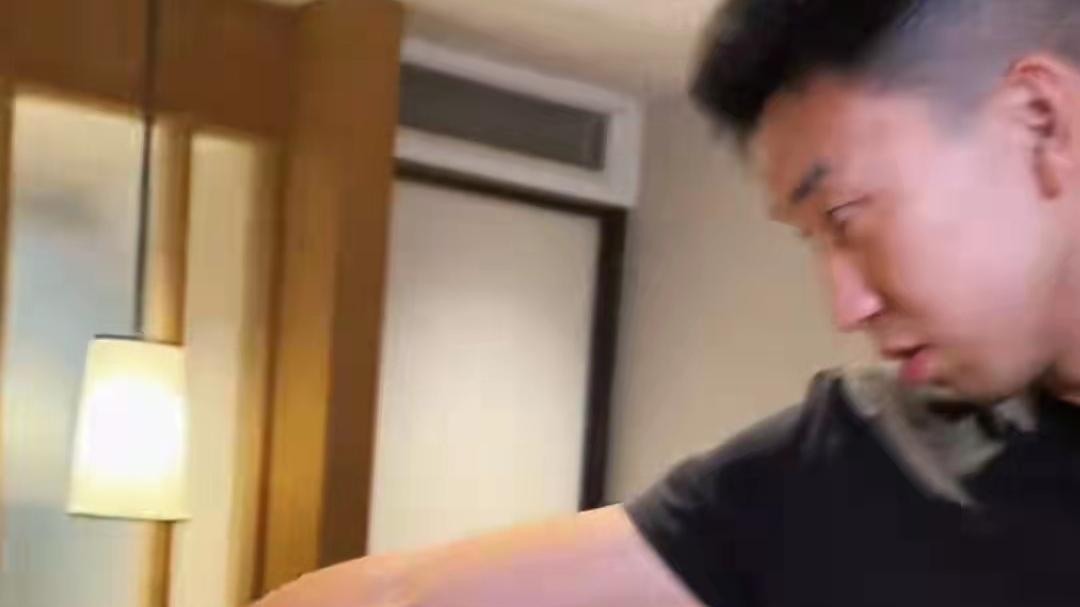 |聂小雨视频剧本惹争议，自曝被曹岩“跟踪”，酒店里被要求换衣服