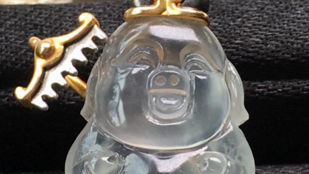 雕刻|高贵的翡翠料子，被雕刻上了猪的题材，可爱又不失自身价值