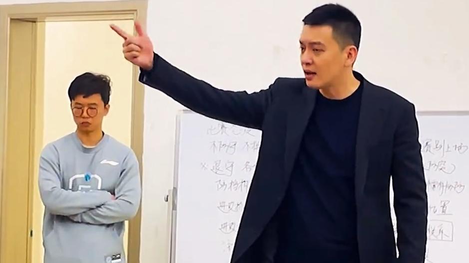 杨鸣|官宣！杨鸣更衣室喊话全队：态度问题很大！训练时全员黑脸压力大