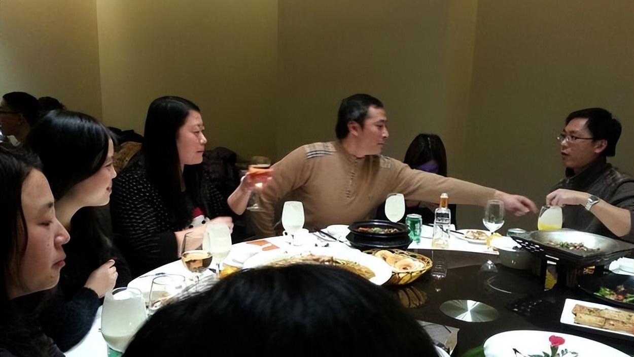 提醒中年人：和别人喝酒时，不要有这“3个毛病”，容易得罪人