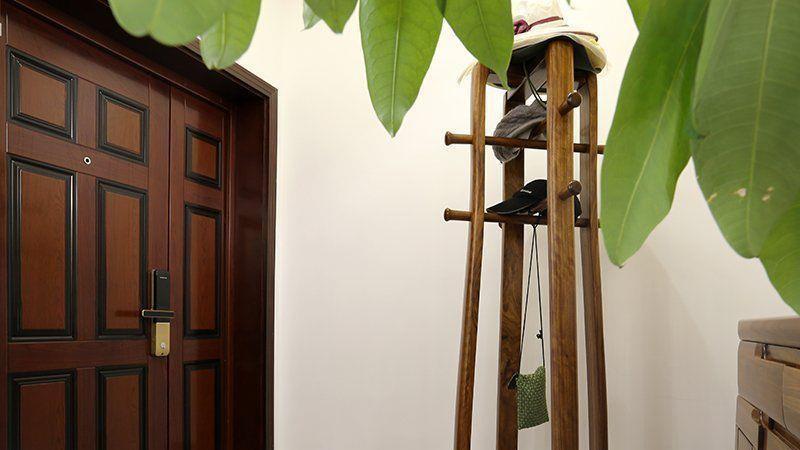 139㎡新房装完刚摆上家具晾味中，地面通铺竹木地板真大气