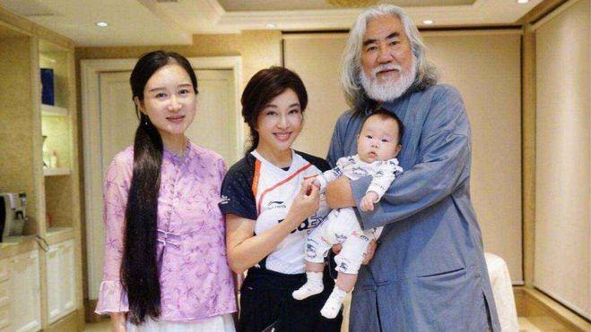 张纪中|张纪中酒店补办婚礼，娇妻骑白马穿婚纱