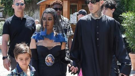 金·卡戴珊|41岁金卡戴珊光脚太抢眼，8岁女儿太像侃爷