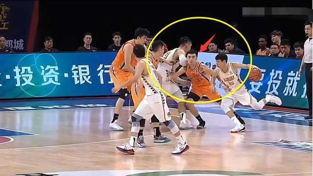 许钟豪|毁中国篮球未来！严惩CBA恶汉许钟豪，艾伦镇麟伤了，亚运会咋办