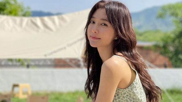 秦岚|秦岚晒照清纯似初恋，骑儿童车俏皮可爱，身材窈窕惹人爱