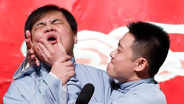 栾云平|提携别人不图回报，德云社副总栾云平，在小剧场主动帮小辈送道具