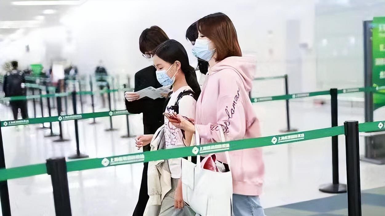 穿衣搭配|关悦母女三人现身机场，穿搭完全看不出年龄差，妈妈比女儿还少女
