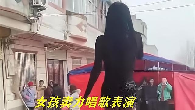 女孩穿短裙|年轻女孩穿短裙露天表演，观众却寥寥无几，网友：农村大爷看腻了