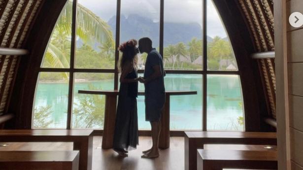 哈利·贝瑞|好莱坞女星哈莉·贝瑞穿连体泳装海滩散步，有帅哥陪伴开心到飞起