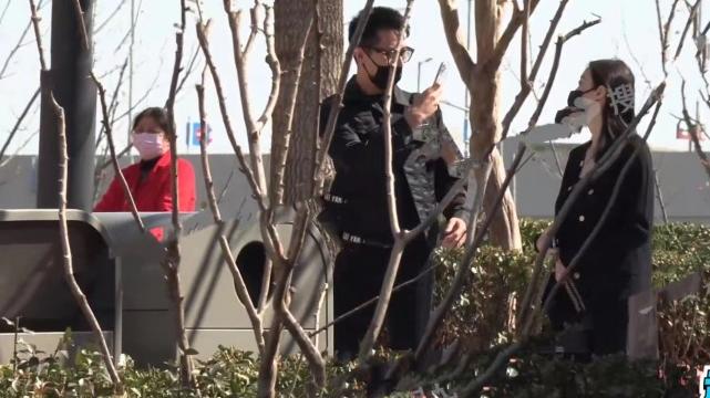 许魏洲|许魏洲携妻出游超宠溺，张圣樱大眼长发气质好，腹部浑圆疑似有孕