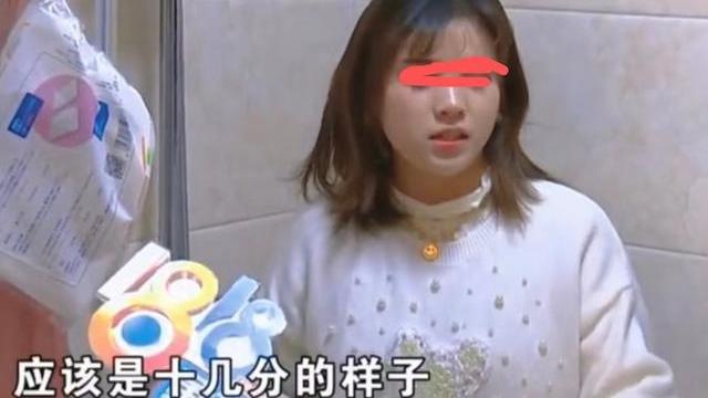 事件回顾：一女子洗澡，浴室的玻璃门突然爆裂，胳膊也被划了口子