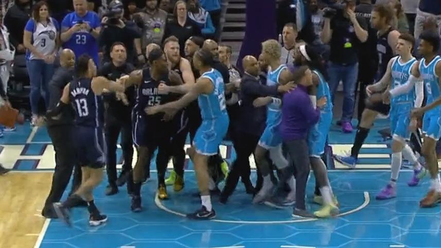 魔术队|险些全武行！NBA上演火爆冲突，从底线冲突到中圈，多人被驱逐